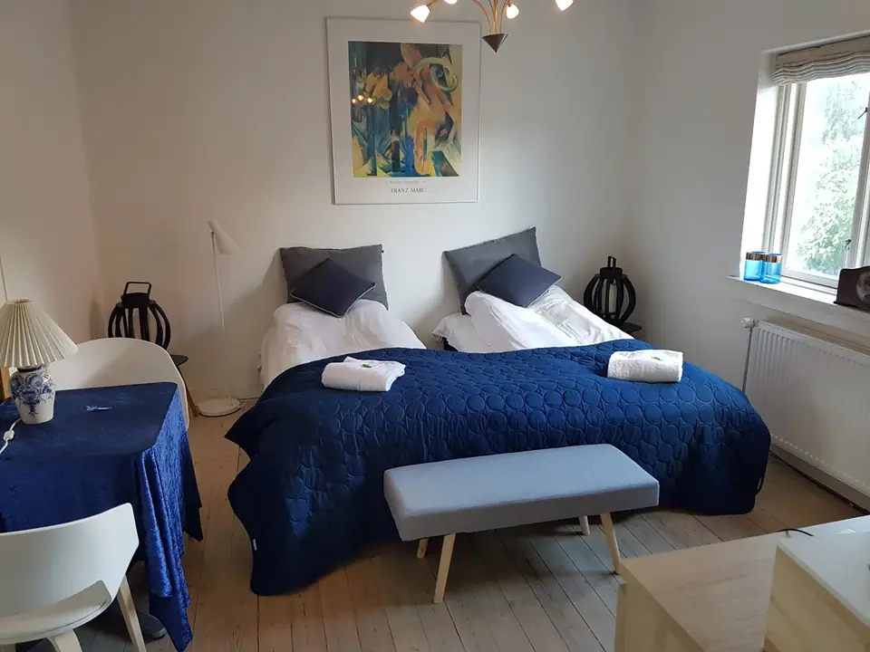 Værelse med blåt sengetøj